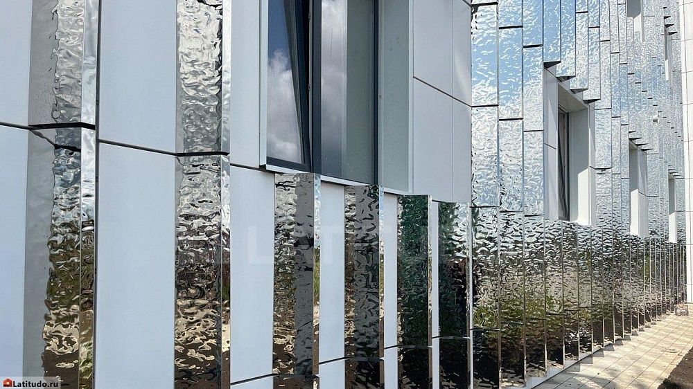 Декоративные ламели из нержавеющей зеркальной стали для внешней отделки здания школы